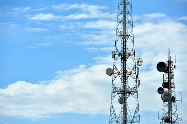 Antena Comunicação Sem Fio Com Céu Brilhante Torre Telecomunicações Com — Fotografia de Stock