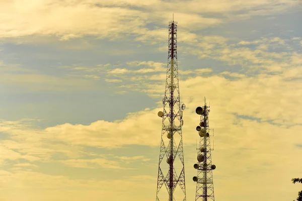 Antenna Comunicazione Wireless Con Cielo Luminoso Torre Telecomunicazione Con Antenne — Foto Stock