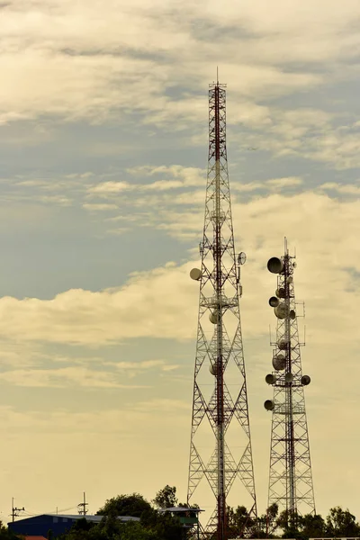 Sistema Microondas Antena Comunicación Inalámbrica Con Cielo Brillante Torre Telecomunicaciones — Foto de Stock