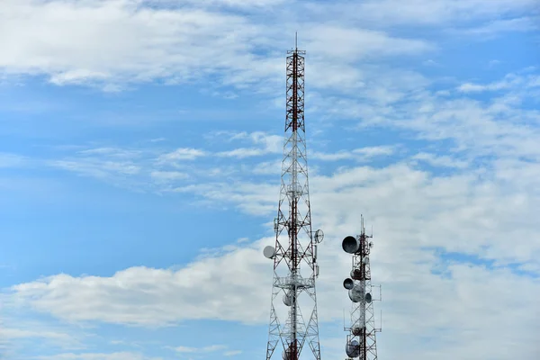 Antena Comunicação Sem Fio Com Céu Brilhante Torre Telecomunicações Com — Fotografia de Stock