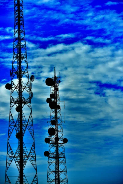 无线通信天线 具有明亮的天空 带蓝天天线的通信塔 — 图库照片