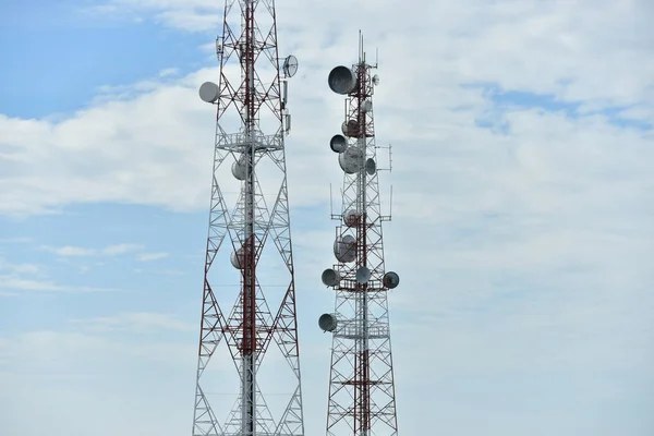 Antena Comunicação Sem Fio Com Céu Brilhante Torre Telecomunicações Com — Fotografia de Stock