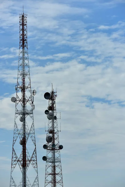 Kablosuz iletişim anteni ile parlak gökyüzü. Telekomünikasyon kule mavi gökyüzü ile antenler ile.