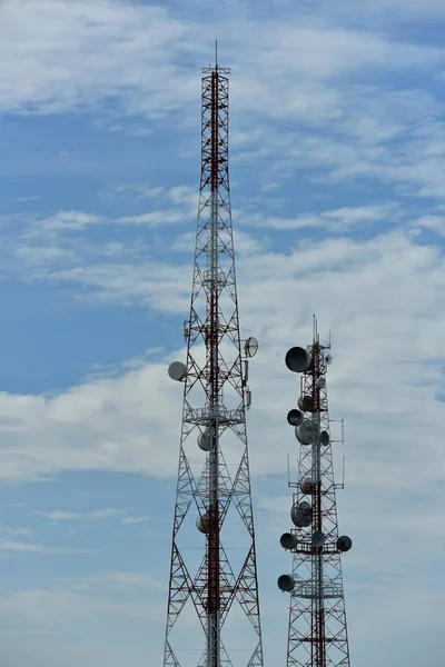 Antena Comunicação Sem Fio Com Céu Brilhante Torre Telecomunicações Com — Fotografia de Stock