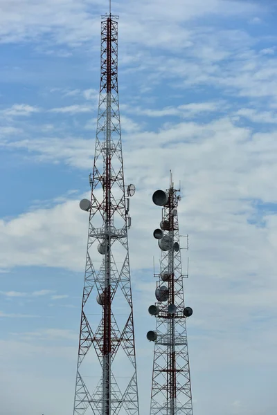Kablosuz Iletişim Anteni Ile Parlak Gökyüzü Telekomünikasyon Kule Mavi Gökyüzü — Stok fotoğraf