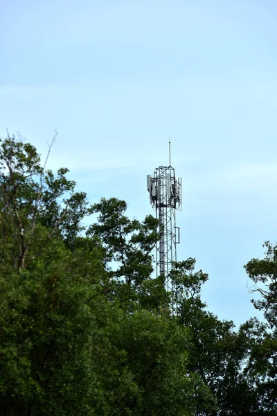 Antenna Comunicazione Wireless Con Cielo Luminoso Torre Telecomunicazione Con Antenne — Foto Stock