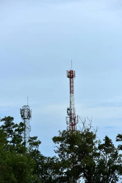 無線通信アンテナと 明るい空 通信用タワーと青い空のアンテナを — ストック写真