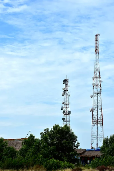 Sistema Microondas Antena Comunicación Inalámbrica Con Cielo Brillante Torre Telecomunicaciones — Foto de Stock