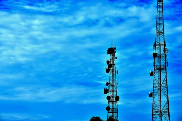 Мікрохвильова Система Бездротова Антена Язку Яскравим Небом Телекомунікаційна Вежа Антенами — стокове фото