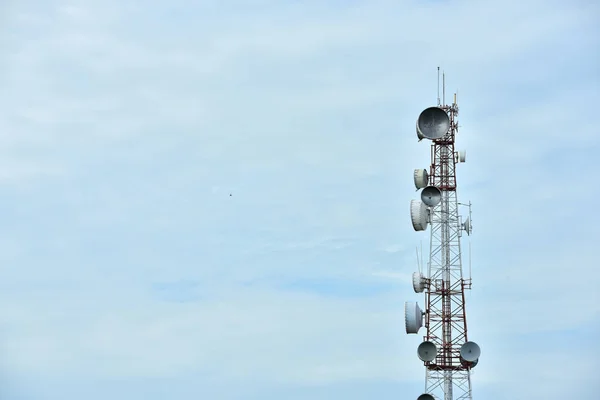 Sistema Microondas Antena Comunicación Inalámbrica Con Cielo Brillante Torre Telecomunicaciones —  Fotos de Stock