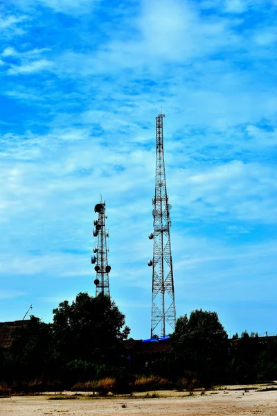 Микроволновая Система Антенна Беспроводной Связи Ярким Небом Телекоммуникационная Башня Антеннами — стоковое фото