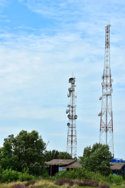 Systemu Mikrofalowego Bezprzewodowa Komunikacja Anteny Jasnego Nieba Wieża Telekomunikacyjna Anteny — Zdjęcie stockowe