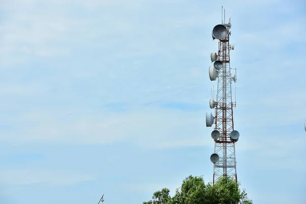 Sistema Microondas Antena Comunicación Inalámbrica Con Cielo Brillante Torre Telecomunicaciones — Foto de Stock