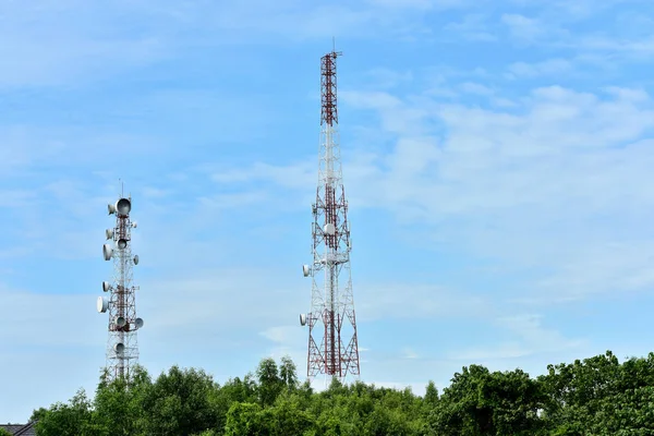 Sistema Microondas Antena Comunicación Inalámbrica Con Cielo Brillante Torre Telecomunicaciones — Foto de Stock