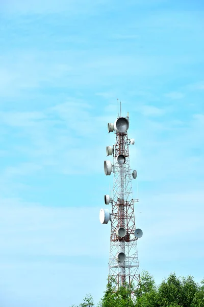 Antena Comunicação Sem Fio Com Céu Brilhante Torre Telecomunicações Com — Fotografia de Stock