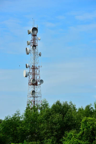 Draadloze Communicatie Antenne Met Heldere Hemel Telecommunicatie Toren Met Antennes — Stockfoto