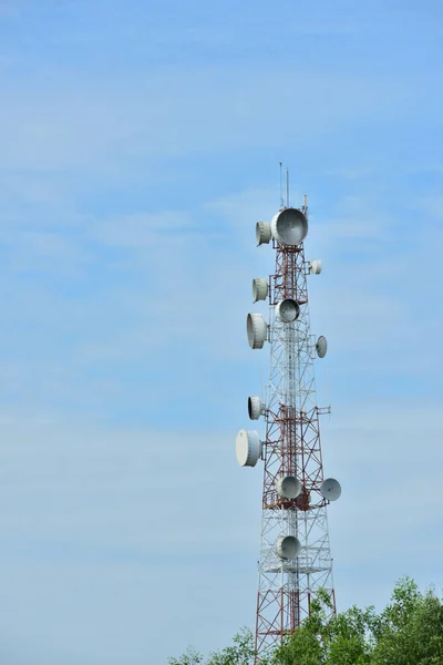 Funkantenne Mit Hellem Sky Telekommunikationsturm Mit Antennen Mit Blauem Himmel — Stockfoto