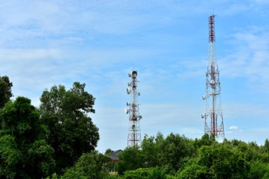 Kablosuz iletişim anteni ile parlak gökyüzü. Telekomünikasyon kule mavi gökyüzü ile antenler ile.