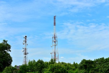 Kablosuz iletişim anteni ile parlak gökyüzü. Telekomünikasyon kule mavi gökyüzü ile antenler ile.