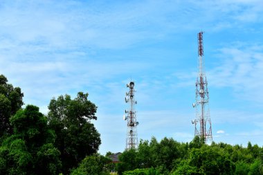 Kablosuz iletişim anteni ile parlak gökyüzü. Telekomünikasyon kule mavi gökyüzü ile antenler ile.