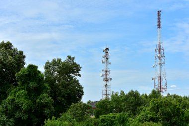 Kablosuz iletişim anteni ile parlak gökyüzü. Telekomünikasyon kule mavi gökyüzü ile antenler ile.