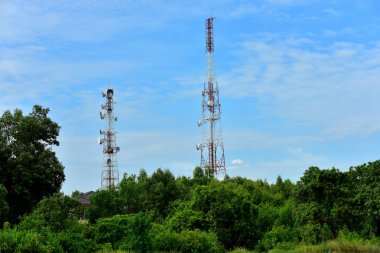 Kablosuz iletişim anteni ile parlak gökyüzü. Telekomünikasyon kule mavi gökyüzü ile antenler ile.