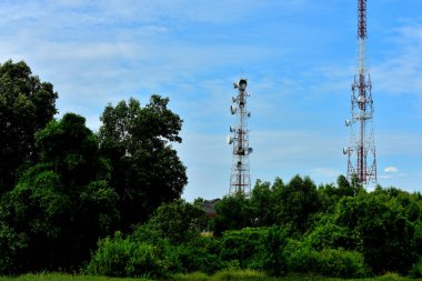 Kablosuz iletişim anteni ile parlak gökyüzü. Telekomünikasyon kule mavi gökyüzü ile antenler ile.