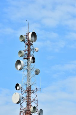 Kablosuz iletişim anteni ile parlak gökyüzü. Telekomünikasyon kule mavi gökyüzü ile antenler ile.