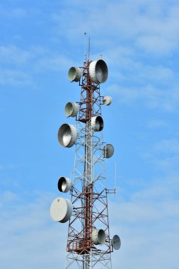 Kablosuz iletişim anteni ile parlak gökyüzü. Telekomünikasyon kule mavi gökyüzü ile antenler ile.
