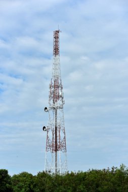 Kablosuz iletişim anteni ile parlak gökyüzü. Telekomünikasyon kule mavi gökyüzü ile antenler ile.