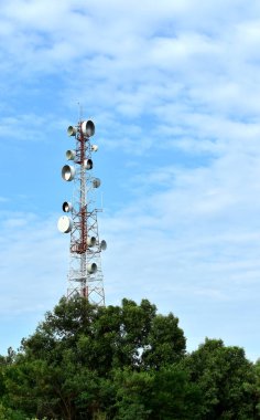 Kablosuz iletişim anteni ile parlak gökyüzü. Telekomünikasyon kule mavi gökyüzü ile antenler ile.