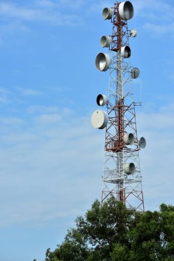 Kablosuz iletişim anteni ile parlak gökyüzü. Telekomünikasyon kule mavi gökyüzü ile antenler ile.