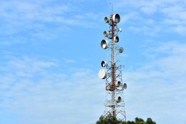 Kablosuz iletişim anteni ile parlak gökyüzü. Telekomünikasyon kule mavi gökyüzü ile antenler ile.