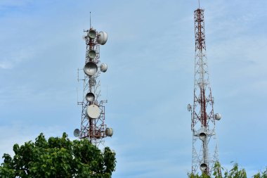 Kablosuz iletişim anteni ile parlak gökyüzü. Telekomünikasyon kule mavi gökyüzü ile antenler ile.