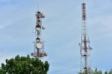 Kablosuz iletişim anteni ile parlak gökyüzü. Telekomünikasyon kule mavi gökyüzü ile antenler ile.