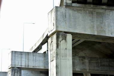 Thailand.Bridge yapısında büyük şehir sokakları geçiş için büyük bir otoyol yapısını