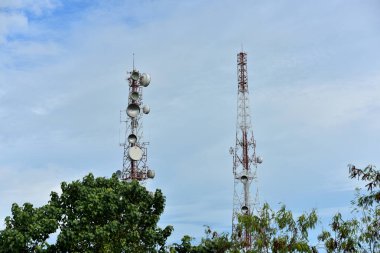 Kablosuz iletişim anteni ile parlak gökyüzü. Telekomünikasyon kule mavi gökyüzü ile antenler ile.