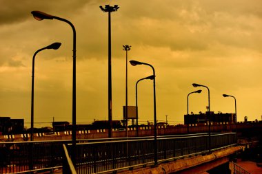 Güzel gökyüzü, günbatımında güzel altın bulutlar. Arka plan görüntüsü olarak kullanın.