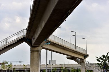 Thailand.Bridge yapısında büyük şehir sokakları geçiş için büyük bir otoyol yapısını