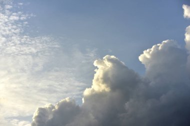 Güzel gökyüzü, günbatımında güzel altın bulutlar. Arka plan görüntüsü olarak kullanın. Mavi gökyüzü güzel bulutlar ile. Parlak günde, arka plan görüntüsü olarak kullanın.