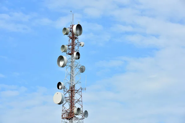 Antena Comunicação Sem Fio Com Céu Brilhante Torre Telecomunicações Com — Fotografia de Stock