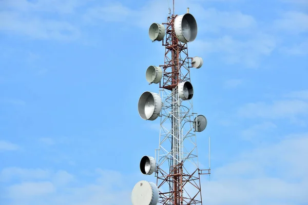 Antena Comunicação Sem Fio Com Céu Brilhante Torre Telecomunicações Com — Fotografia de Stock