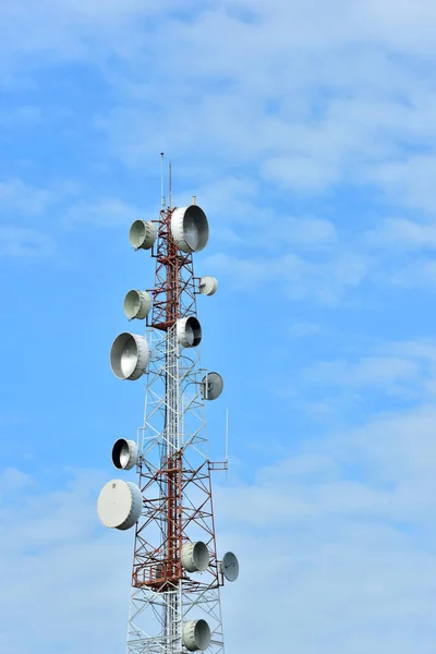 Antena Comunicação Sem Fio Com Céu Brilhante Torre Telecomunicações Com — Fotografia de Stock