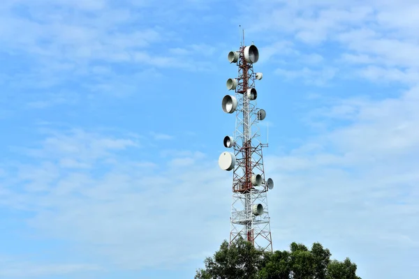 Trådlös Kommunikation Antennen Med Ljusa Himlen Telekommunikationen Står Hög Med — Stockfoto