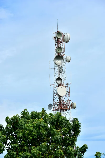 Antenne Communication Sans Fil Avec Ciel Brillant Tour Télécommunication Avec — Photo