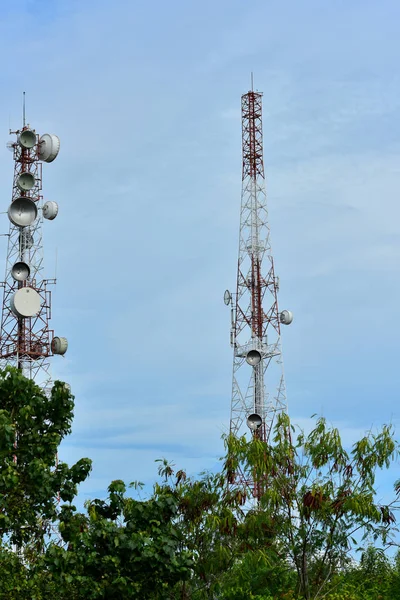 Antena Comunicación Inalámbrica Con Cielo Brillante Torre Telecomunicaciones Con Antenas —  Fotos de Stock