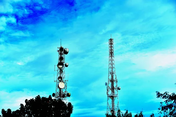 Antena Comunicación Inalámbrica Con Cielo Brillante Torre Telecomunicaciones Con Antenas — Foto de Stock