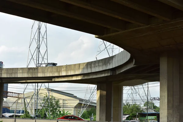 도시의 거리를 건너에 Thailand Bridge 구조에 고속도로의 — 스톡 사진