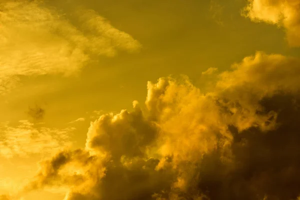 Hermoso Cielo Hermosas Nubes Doradas Atardecer Utilizar Como Imagen Fondo — Foto de Stock