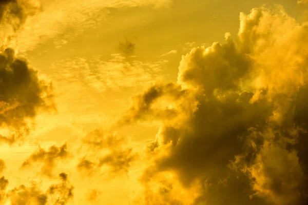 Krásné Nebe Krásné Zlaté Mraky Západu Slunce Použít Jako Obrázek — Stock fotografie
